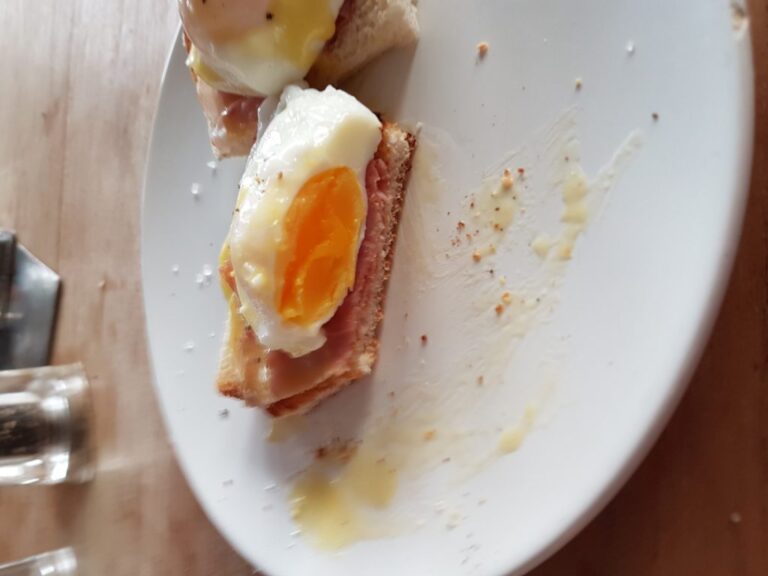 Eggs benedict