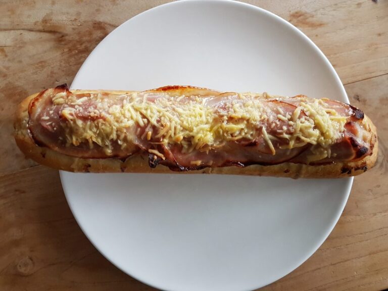 Gevuld stokbrood met gehakt en spek
