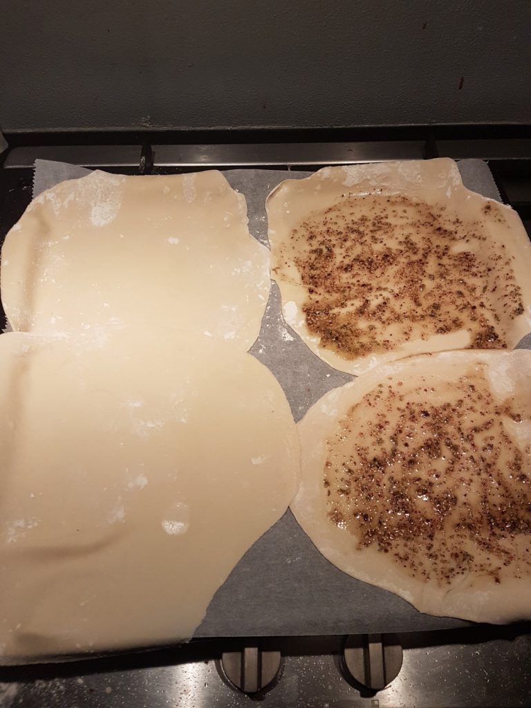 Libanees brood (Manakeesh met za’atar)