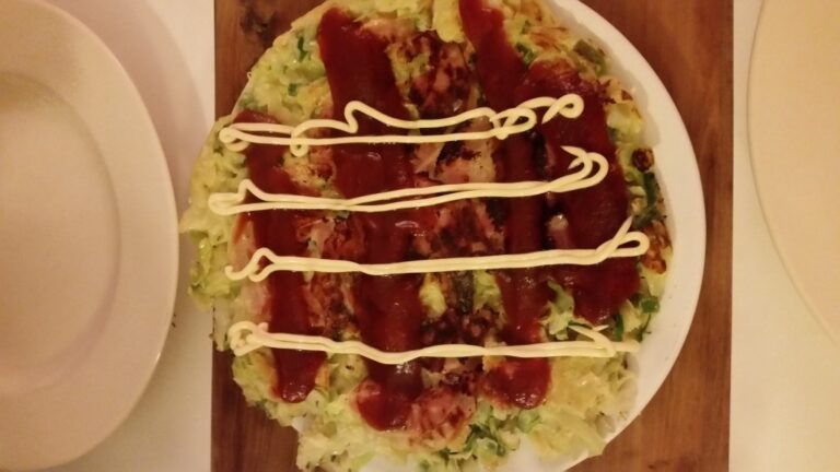 Okonomiyaki (hartige Japanse pannenkoek met kool)