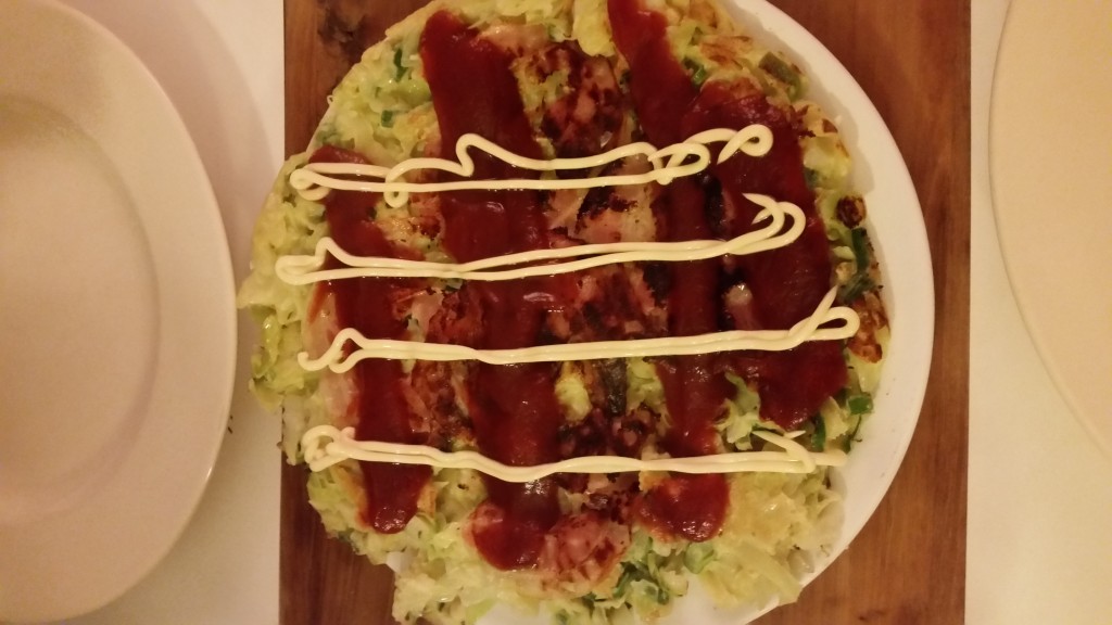 Okonomiyaki (hartige Japanse pannenkoek met kool)